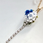 青い薔薇とカサブランカのブーケのネックレス☆大人可愛い