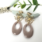 メタルフラワーとライトパープルの大ぶりピアス/イヤリング　アンティーク、レトロ、ビンテージ、くすみからー、ダスティーカラー、ダスティカラー、くすみピンク、