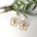 コットンパール風ビーズとメタルフラワーチャームの大ぶりピアス/イヤリング(アンティーク、レトロ、ビンテージ、花、揺れる