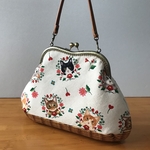 子猫のリース柄がま口バッグ(ヨコナガ)