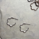 シルバーフラワーフープピアス