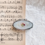 white・〜7/9受注販売受付✳︎ 花束をとじこめたピルケース・白蝶貝のささやき|| #ドライフラワー #レジン #ハンドメイド