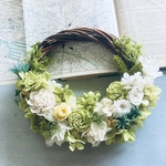 ハーフムーンリース 　hasiyal（ハーシャル）ホワイトグリーン　プリザーブドフラワー開店祝　退職祝い　結婚祝い　新築祝い引越し祝い　プリザーブドフラワー母の日　卒業祝い　開店祝い　退職祝い　