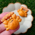 🆕【受注生産】食いしん坊!かにぱん🦀🍞ヘアゴムorブローチ