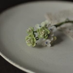 野の花のブローチ