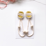 刺繍　hanaaoi 揺れる耳飾り　シンプルデザイン　ゆれる　個性的　友人贈り物　