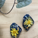濃紺の海に浮かぶイエローフラワーピアス/イヤリング