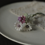野の花のブローチ