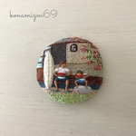 百日紅の揺れる真夏の縁側の手刺繍ブローチ