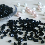 ●約130～140粒  15g● さざれ石（穴あき）ブラック