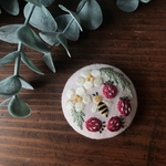 【ブローチorヘアゴムorパッチンピンorポニーフック】いちごと蜂の刺繍　