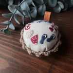  手刺繍と編みかごの針山さん