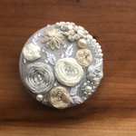 ビーズ刺繍くるみボタン（ヘアゴム/ブローチ）