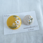 【⠀受注制作 】白き花  2個セット(マスタードver)              ～刺繍ブローチ～