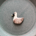 カルガモのブローチ