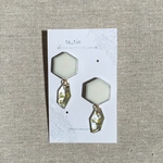 タイルのピアス(白×黄)