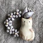 陶器　猫と花のブローチ