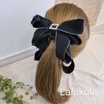 ふんわり黒のフリルリボンとパールのバナナクリップ