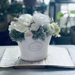 ☸胡蝶蘭と大輪ホワイトローズが綺麗なアレンジ　jeime(ジェイミー）プリザーブドフラワー　結婚祝い　白　ホワイト　退職祝い　還暦祝い　　仏花　お供え　初盆　開店祝い　両親贈呈　ウェディング 