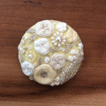 ビーズ刺繍くるみボタン（ヘアゴム/ブローチ）