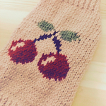 [オーダー可］手編み・さくらんぼセーター（小型犬・猫用/胴回３３）