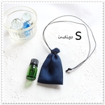 S；藍色  Indigo／巾着袋 ネックレス・ネイビー 紺色／お守り袋 携帯ポケット 薬袋 小物入れ・和モダン シンプル メンズ ユニセックス 和装 お着物コーデ ネックホルダー