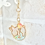金魚ちゃんを見つめるウサギさん キーホルダー    レジン ✿ シェル ✿ 夏 ✿ 