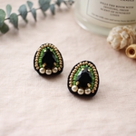 ビーズ刺繍＊ブラック×グリーンビジューピアス