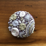 ビーズ刺繍くるみボタン（ヘアゴム/ブローチ）