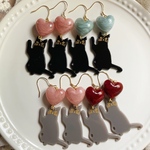 猫とマーブルハートのピアス