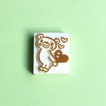 ハートのプレゼントを持つくまちゃんはんこ