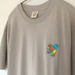 ビーチのゴミを拾って帰るミノタウロスの手刺繍Tシャツ【オーガニックコットン】