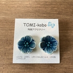 藍色のお花のピアス(陶器)／イヤリング