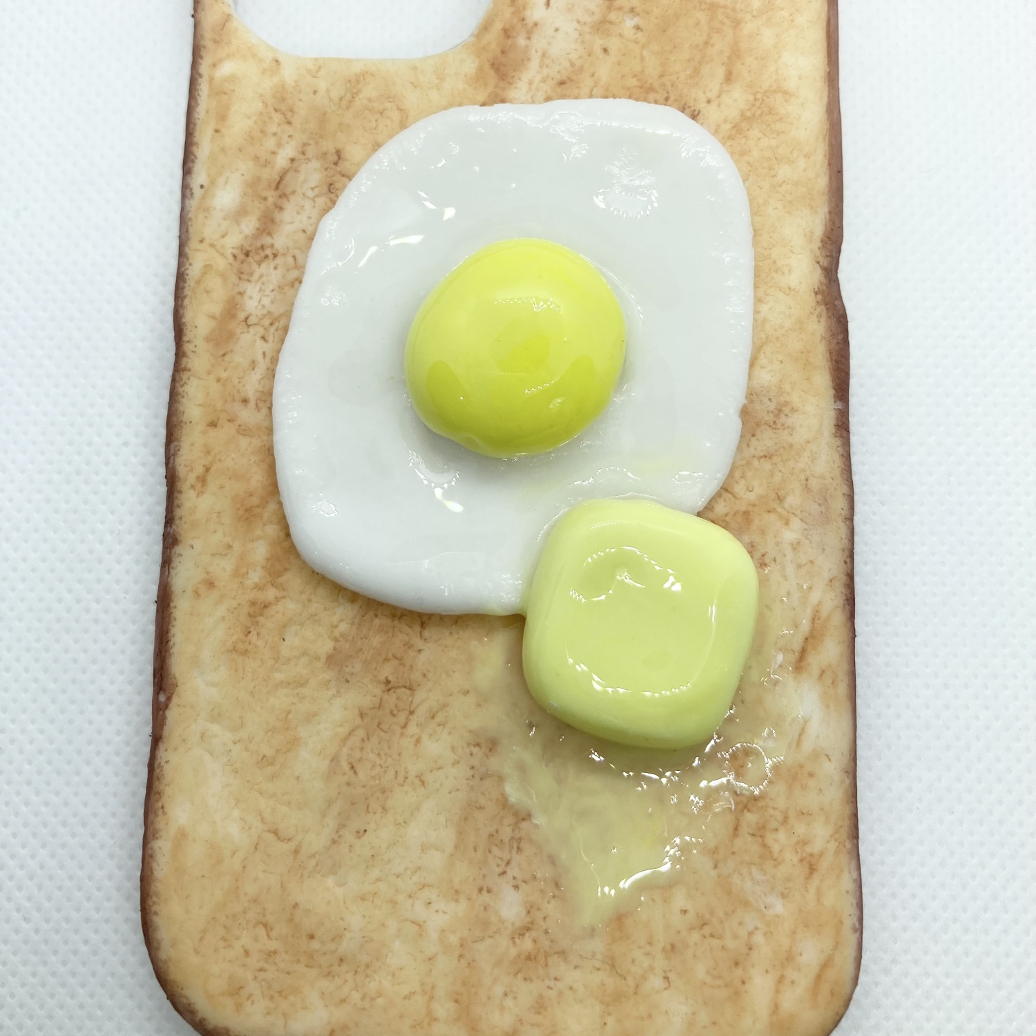 iPhone 13promax ケース　食パン目玉焼き 1カ月待ち〈iPhone/Android 全機種対応〉名入れ くま目玉焼き