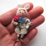 小さなうさぎ娘のピンブローチf
