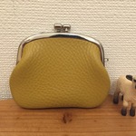 きいろレザーのペタンコてのひらがま
