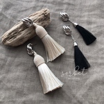silver × volume tassel ∴ black or white