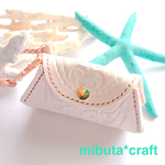 ecru flowers carving coin & key case