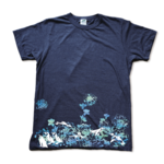 花畑で泳ぐペンギンの手刷りやわらか紺Tシャツ