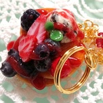 イチゴとブルーベリーのパンケーキキーホルダー♪スイーツデコ