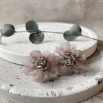 シフォンリボンのお花ピアス　(グレー)