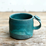 深めの青のコーヒーカップ