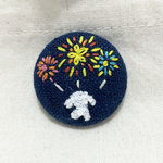 【送料無料】刺繍　くるみボタン　ブローチ　トイプードル　花火