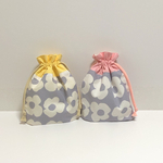 白いお花×ピンク・イエロー　フリル口＋折マチ付きコップ袋　