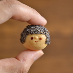 おかっぱちゃんのパン　ブローチまたはマグネット