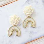 爽やかなお花カボションのパール付きＵ字型ピアス