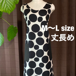 バッククロスエプロン　はずむドット　生成×黒　丈長め