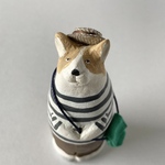 緑かばんの犬　見つめる