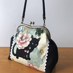がま口バッグ角底タイプ(黒猫と牡丹、アイボリー)