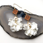 パール花びら×レザーのピアス✯本革ピアス✯イヤリング変更可能
